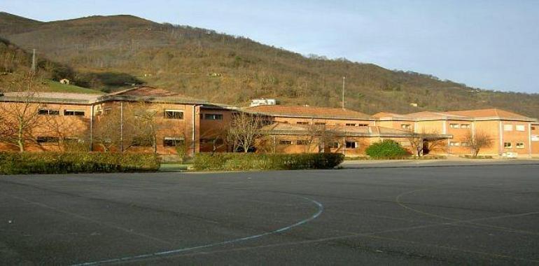 Los niños del colegio Rural La Marina consiguen mantener su parada del bus escolar