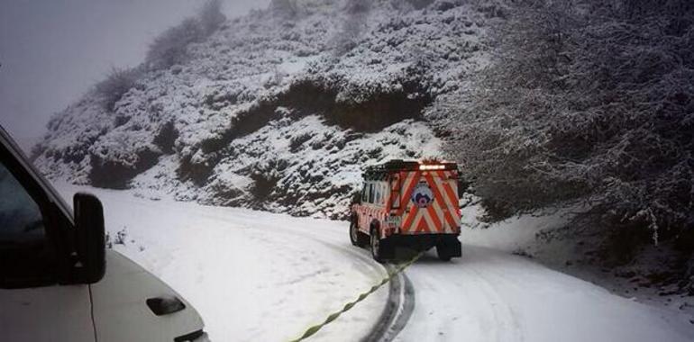 La nieve y la niebla dificultan la circulación en cuatro carreteras asturianas