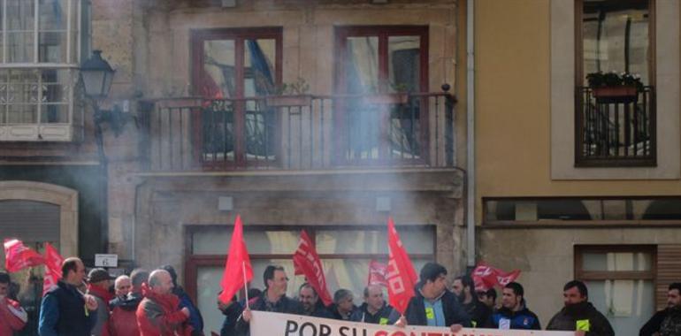 El Pleno ovetense pide a Santa Bárbara que retire la querella contra los tres extrabajadores