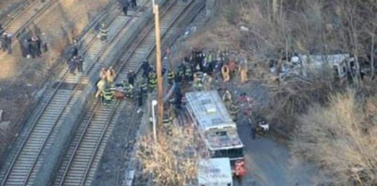 Cuatro muertos y decenas de heridos deja tren descarrilado en Nueva York 