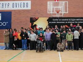 Alumnos del CAI Down Oviedo visitan el Oviedo Baloncesto