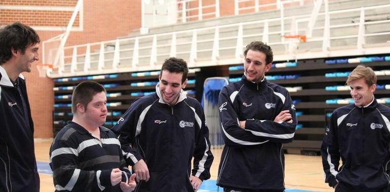 El Oviedo Baloncesto compartió una jornada con la Asociación Sindrome de Down Asturias 