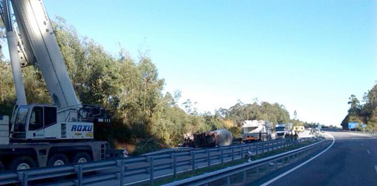 Los vecinos vuelven a sus casas tras la retirada del camión con metano que volcó en Cadavedo