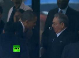 El espíritu de Mandela logra el insólito saludo de Castro y Obama