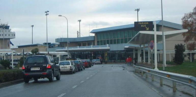 El desvío de un vuelo mantiene en Madrid a cientos de asturianos esperando regresar