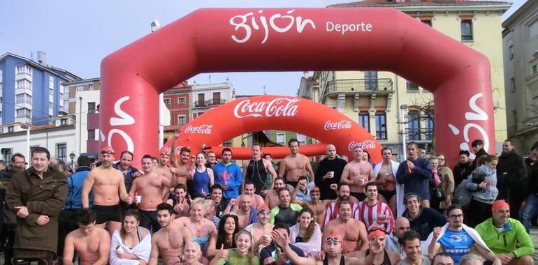 Enrique Lara y Raquel Pérez se imponen en la Travesía de Gijón