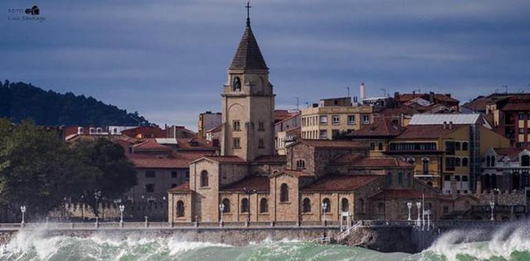 La costa asturiana sigue en alerta naranja con oleaje y fuertes vientos