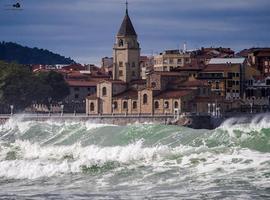 La costa asturiana sigue en alerta naranja con oleaje y fuertes vientos