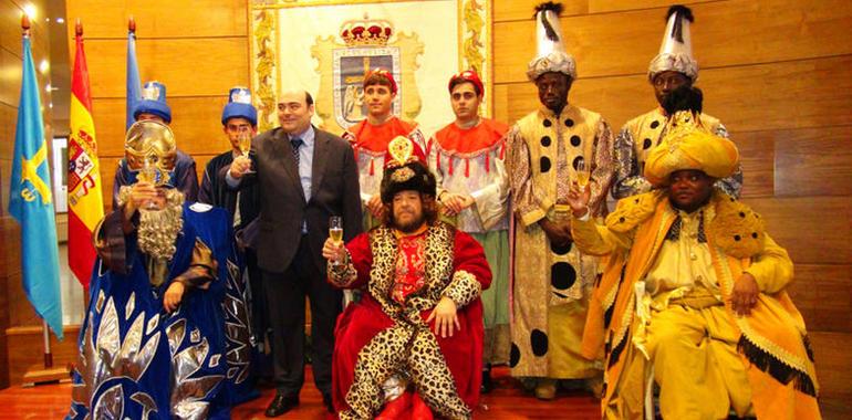 Miles de niños y niñas ovetenses con los Reyes Magos