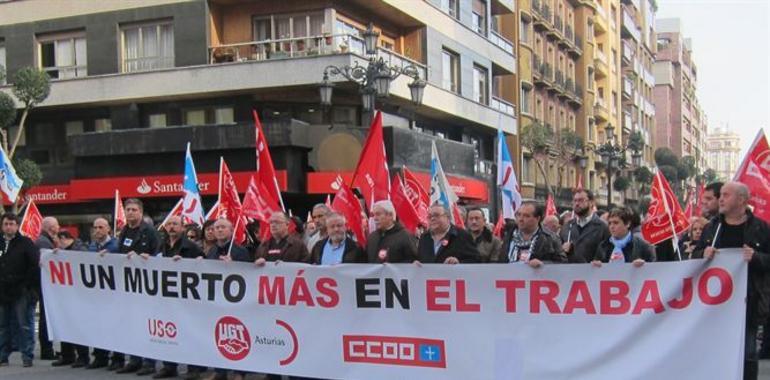  Manifestaciòn en Oviedo contra la siniestralidad laboral tras la muerte en El musel