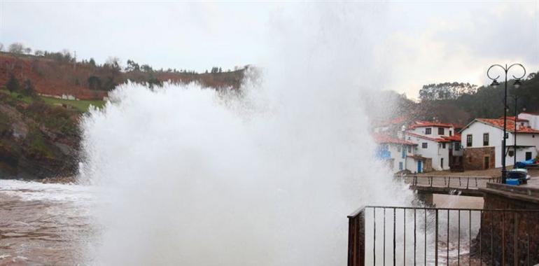 Asturias, en alerta ante el fuerte oleaje y el descenso de la nieve