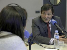 El presidente asturiano destaca la apertura de dos hospitales frente a los recortes en España