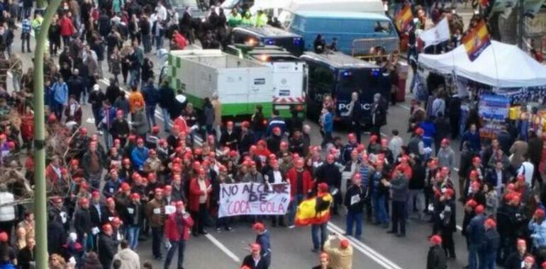 Afectados por el ERE de Coca-Cola se manifiestan ante el Bernabeu