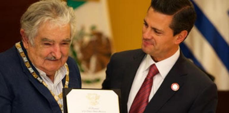 Mujica recibió Condecoración de la Orden Mexicana del Águila Azteca 