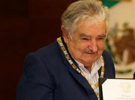 Mujica recibió Condecoración de la Orden Mexicana del Águila Azteca 