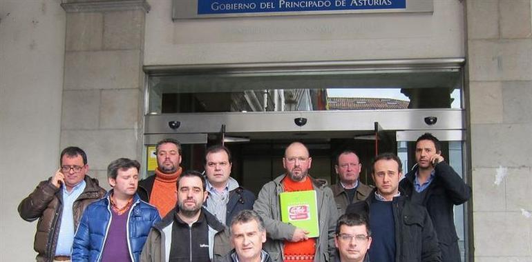 Torre se compromete a negociar con Coca-Cola para evitar el cierre de la planta de Colloto