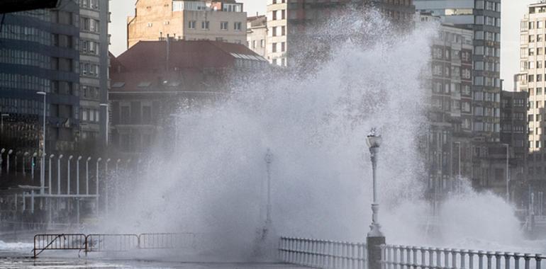 La altura de las olas obliga a cortar al tráfico el Paseo de San Lorenzo en Gijón