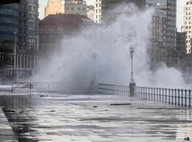 La altura de las olas obliga a cortar al tráfico el Paseo de San Lorenzo en Gijón