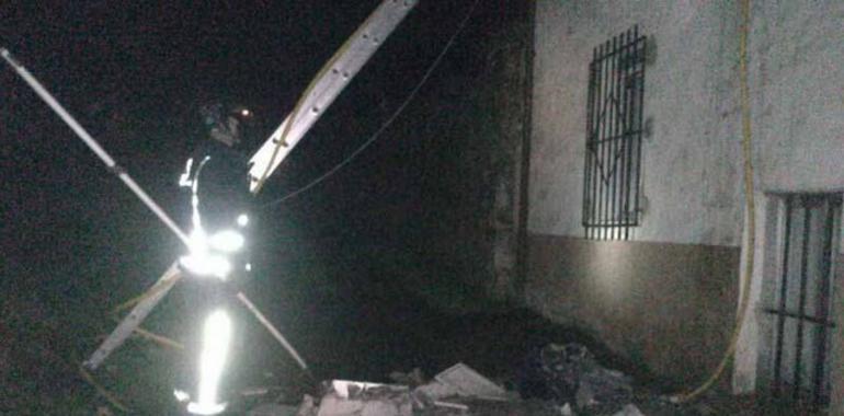 Incendio en Cudillero destruye tejado y desván de una vivienda en Pramaro