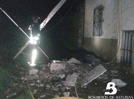 Incendio en Cudillero destruye tejado y desván de una vivienda en Pramaro