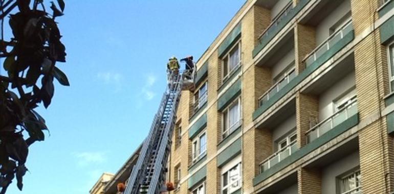 Una mujer herida por desprendimientos de cornisa en González Besada