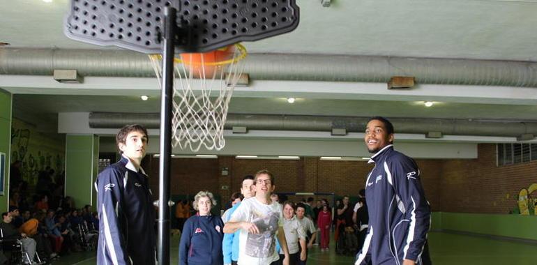 El Oviedo Baloncesto visita la Fundación Asturiana de Atención a Personas con Discapacidad