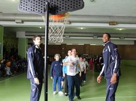 El Oviedo Baloncesto visita la Fundación Asturiana de Atención a Personas con Discapacidad