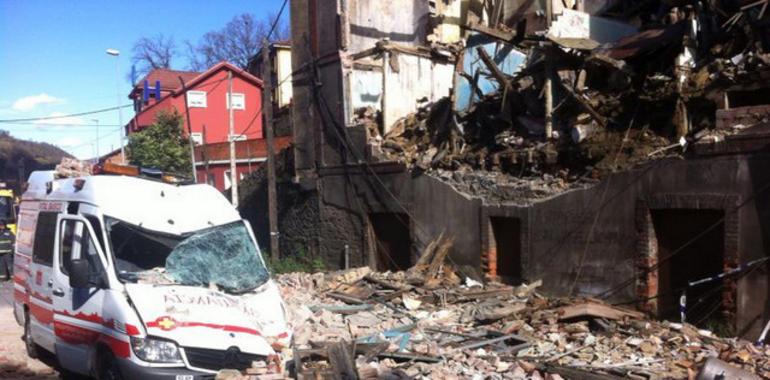 Los vecinos de Figaredo achacan al viento el derrumbe del edificio 