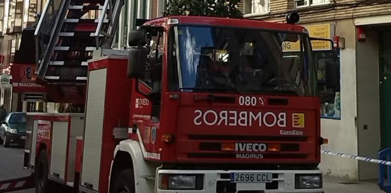 El fuerte viento en Oviedo obliga a cerrar los parques y motiva decenas de intervenciones