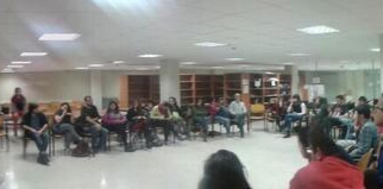 Los estudiantes se mantienen en asamblea contra el cierre de la biblioteca del campus de Gijón