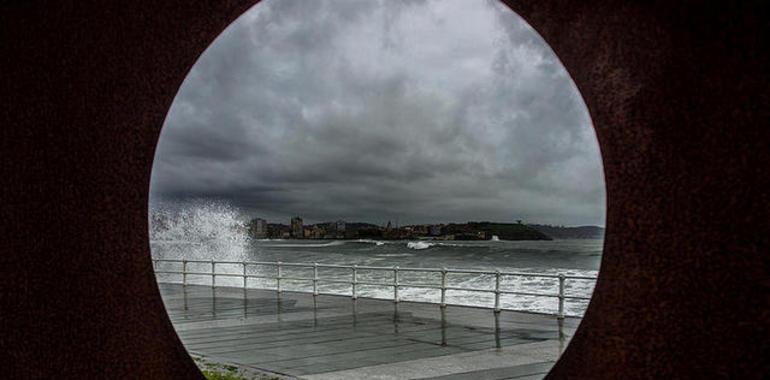 Alerta en Asturias por rachas de viento de entre 90 y 110 km/h con olas de 5 a 6 metros