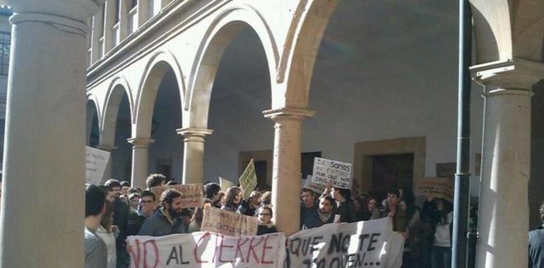 La protesta estudiantil contra el cierre de la biblioteca de Viesques llega al Rectorado