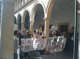 La protesta estudiantil contra el cierre de la biblioteca de Viesques llega al Rectorado