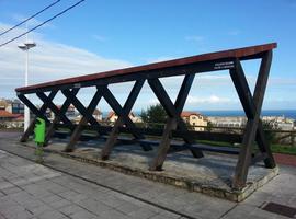 Llanes finaliza el programa de limpieza y conservación de las marquesinas de autobuses del concejo