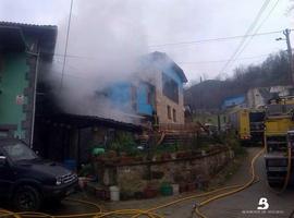 Aparatoso incendio en una caseta de aperios en Soto de la Ensertal