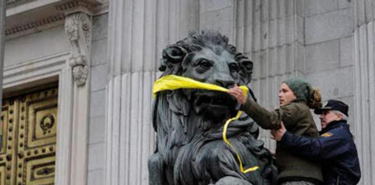 Activistas aplican la Ley mordaza a los leones del Congreso