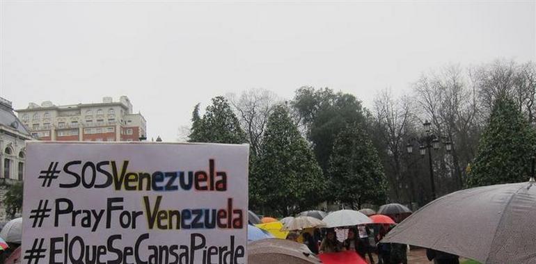 Concentración en Oviedo en repulsa a la represión del régimen de Maduro