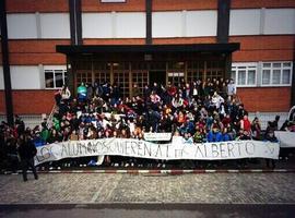 Familias y alumnos del colegio Montedeva apoyan al profesor Picatoste