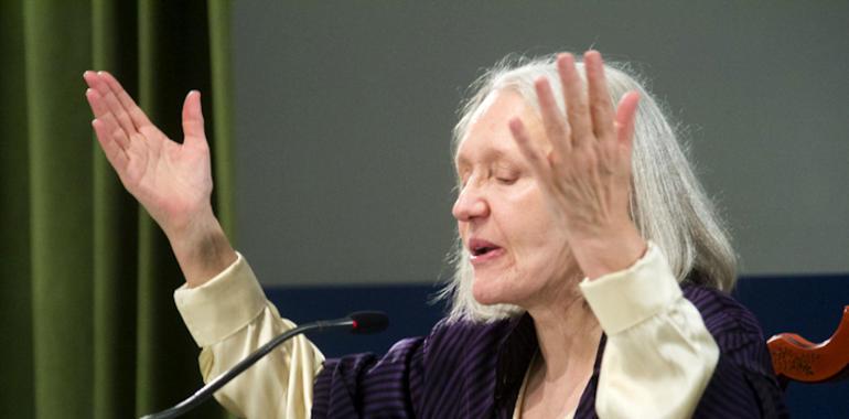 Saskia Sassen dona 16.666 euros a la Casa Malva y a la Red Asturiana de Acogida