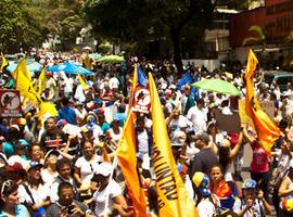 Marcha de \ollas vacías\ en Caracas en el Día de la Mujer