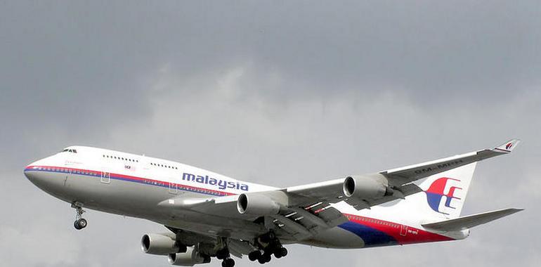 Avistan posibles restos del naugrafio del Boeing malayo desaparecido