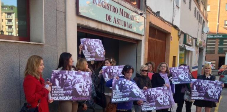 Mujeres de IU inscriben su cuerpo en el Registro contra la reforma de la ley del aborto