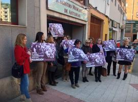 Mujeres de IU inscriben su cuerpo en el Registro contra la reforma de la ley del aborto