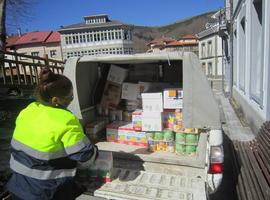 Reparto de alimentos a familias con menos recursos en Allande