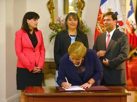 Bachelet firma Proyecto de Ley que beneficia a 600.000 familias