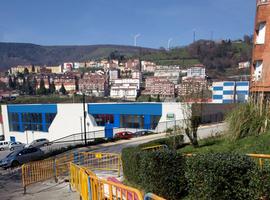 Tineo instala suministro eléctrico en el complejo deportivo de El Pascón.