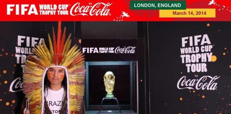 Coca-Cola censura la protesta de un indígena amazónico en el tour del trofeo Copa del Mundo