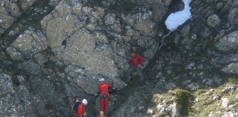 Rescatado un montañero asturiano con policontusiones en Peña Rionda, Cistierna