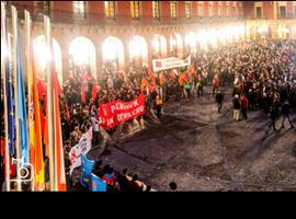 Miles de personas claman en Gijón contra los cierres de empresa y el austericidio