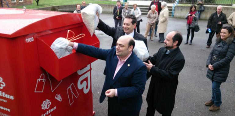 Nuevos contenedores de Cáritas para la recogida de ropa en Oviedo